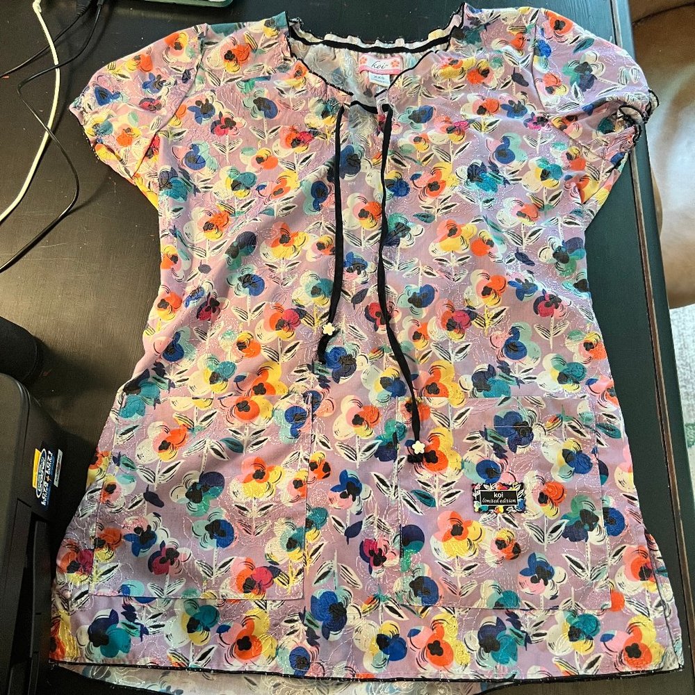 Koi XXS fitted floral scrub top